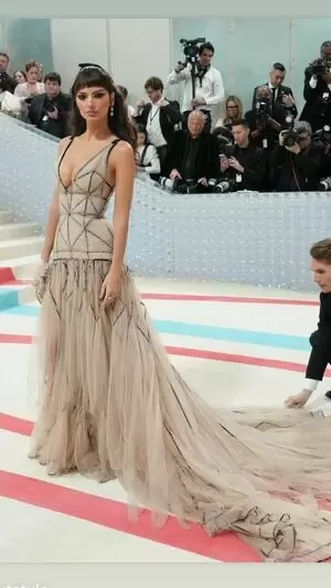 Emily Ratajkowski profile photo