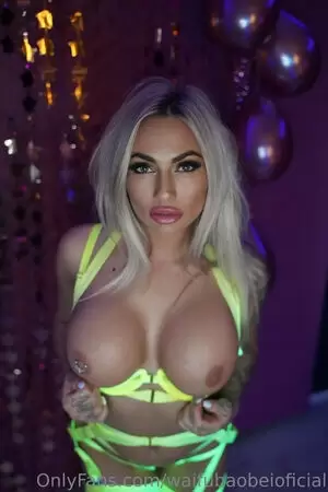 Michaela Isizzu profile photo