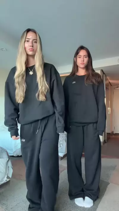 Julia & Katelyn Ernst - dJNNwXs65z